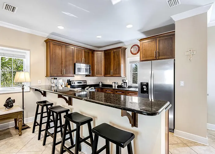 Holiday home Two-story With Pool Ac W&d & Full Kitchen