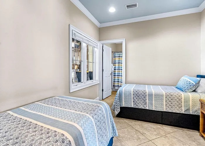 Holiday home Two-story With Pool Ac W&d & Full Kitchen *